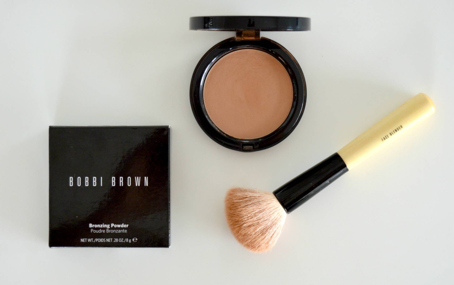 Brown bronze. Бронзер Бобби Браун. Бронзер Golden Light Bobbi Brown. Bobbi Brown бронзирующая пудра. Bobbi Brown Bronzing Powder Golden Light.