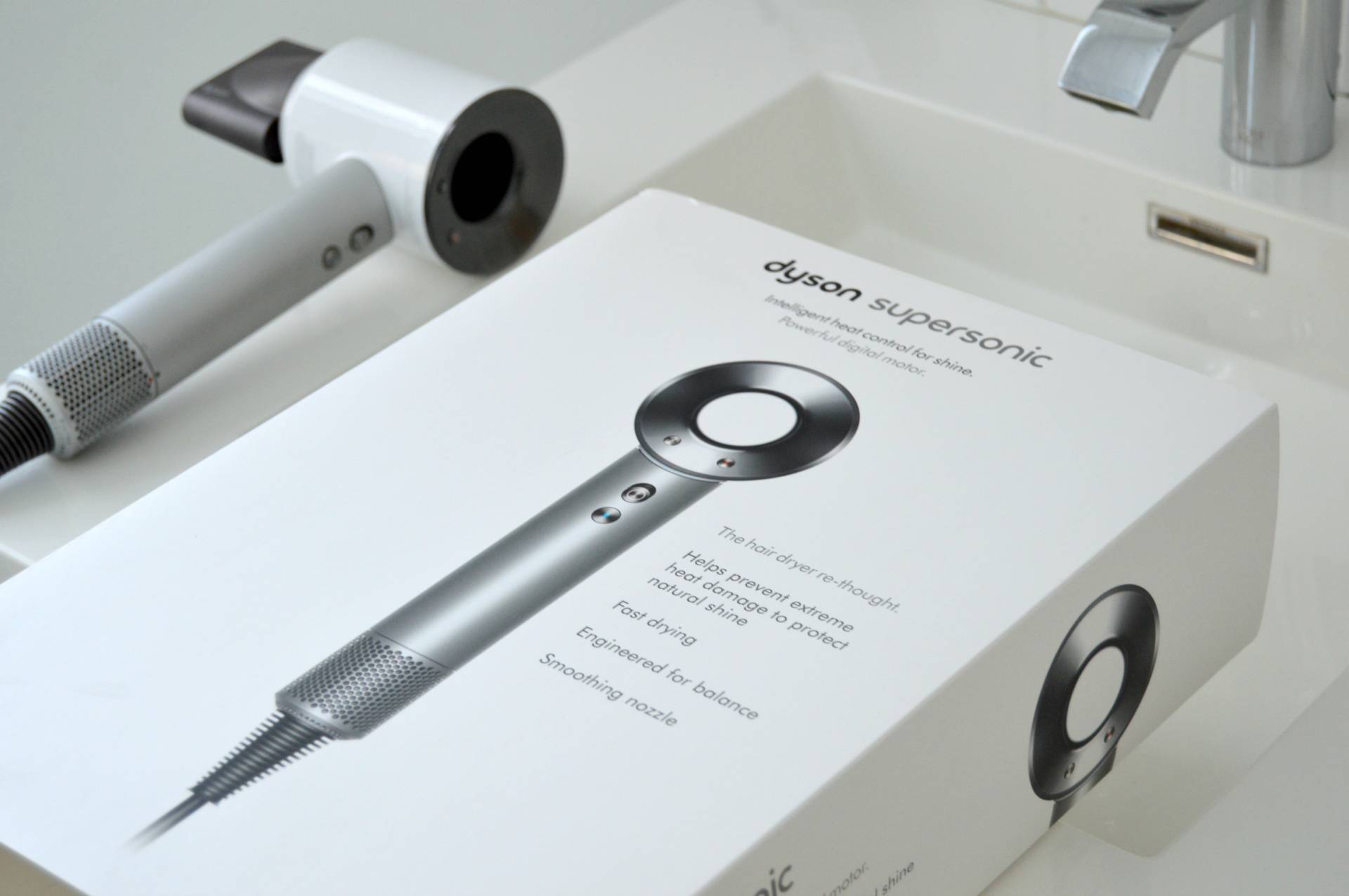 Оригинальный фен dyson. Dyson Supersonic упаковка. Дайсон суперсоник фен коробка. Фен Дайсон 2022 года. Фен Дайсон упаковка.